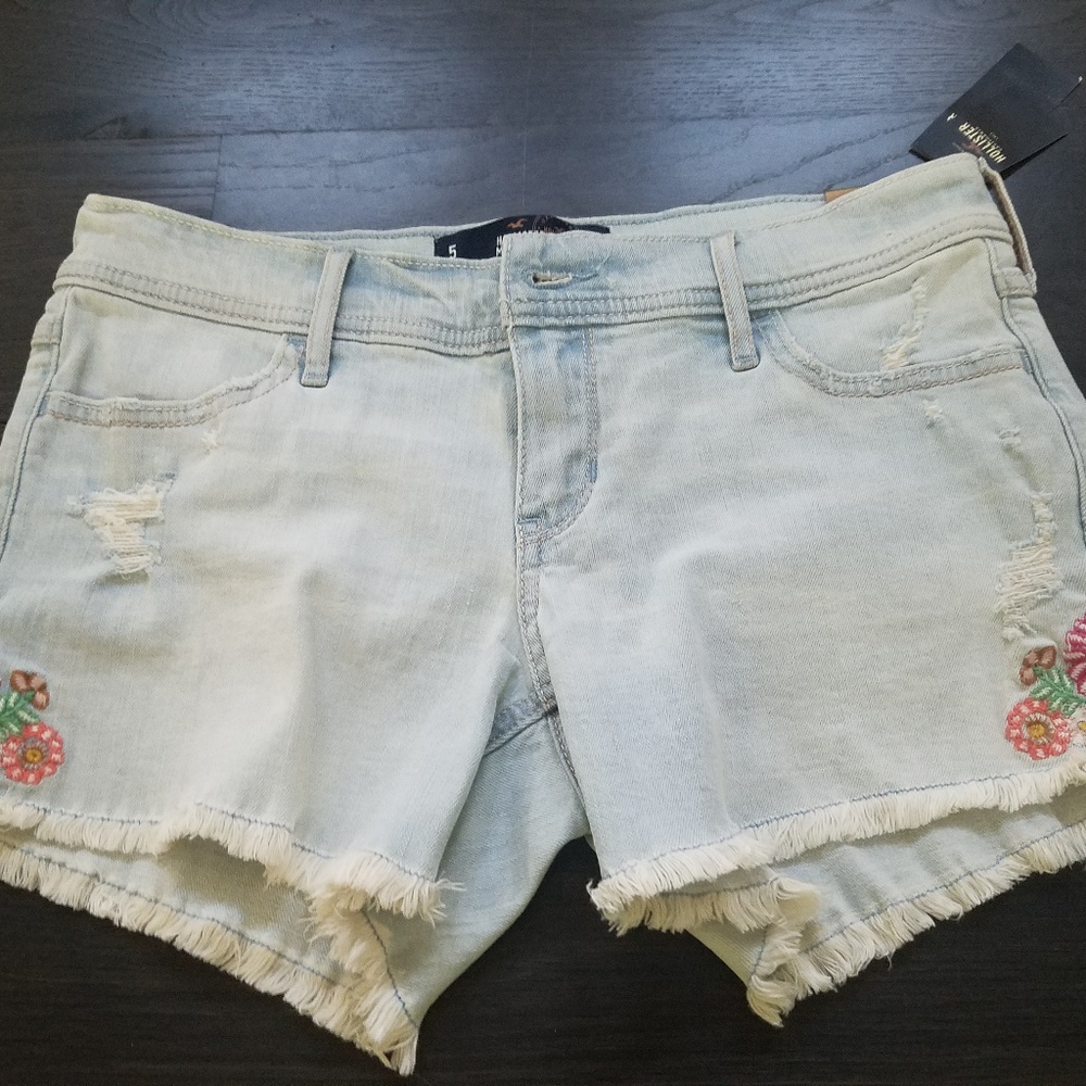 Fun Denim shorts with flower embroidery